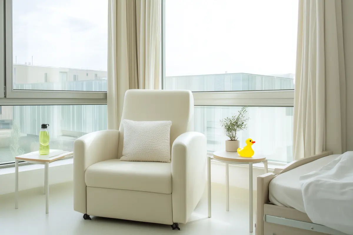 Brakuje miejsca w kawalerce_Wykorzystaj zapasowe krzesła jako stoliki nocne i pomocnicze