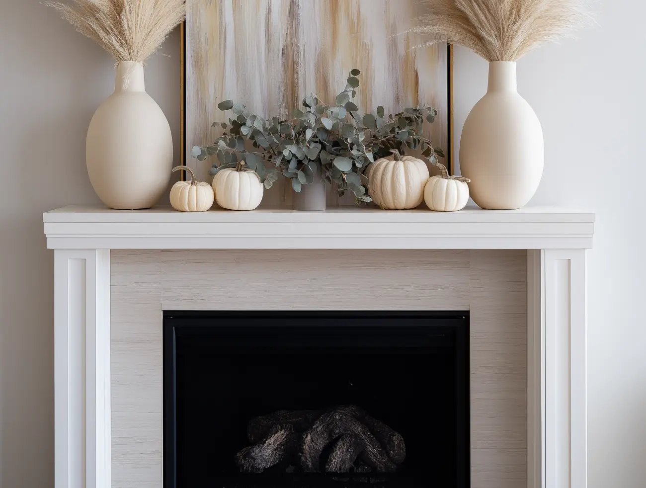 Szklane detale na półce nad kominkiem to sposób, jak wprowadzić lekkość i harmonię