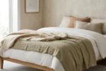 Luksus zaczyna się od tekstur. Jak połączyć moherową narzutę z lnem i bawełną, by łóżko wyglądało jak w najlepszych hotelach