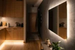 Ukryte LED-y pod cokołami i za lustrem. Oto 5 dyskretnych miejsc na światło, które powiększy małe wnętrze